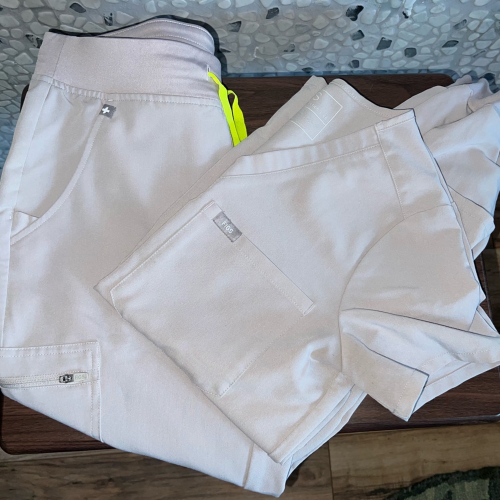 Figs Catarina One Pocket Scrub Top (XS) & Zamora Joggers Scrub Set in Slate (S)